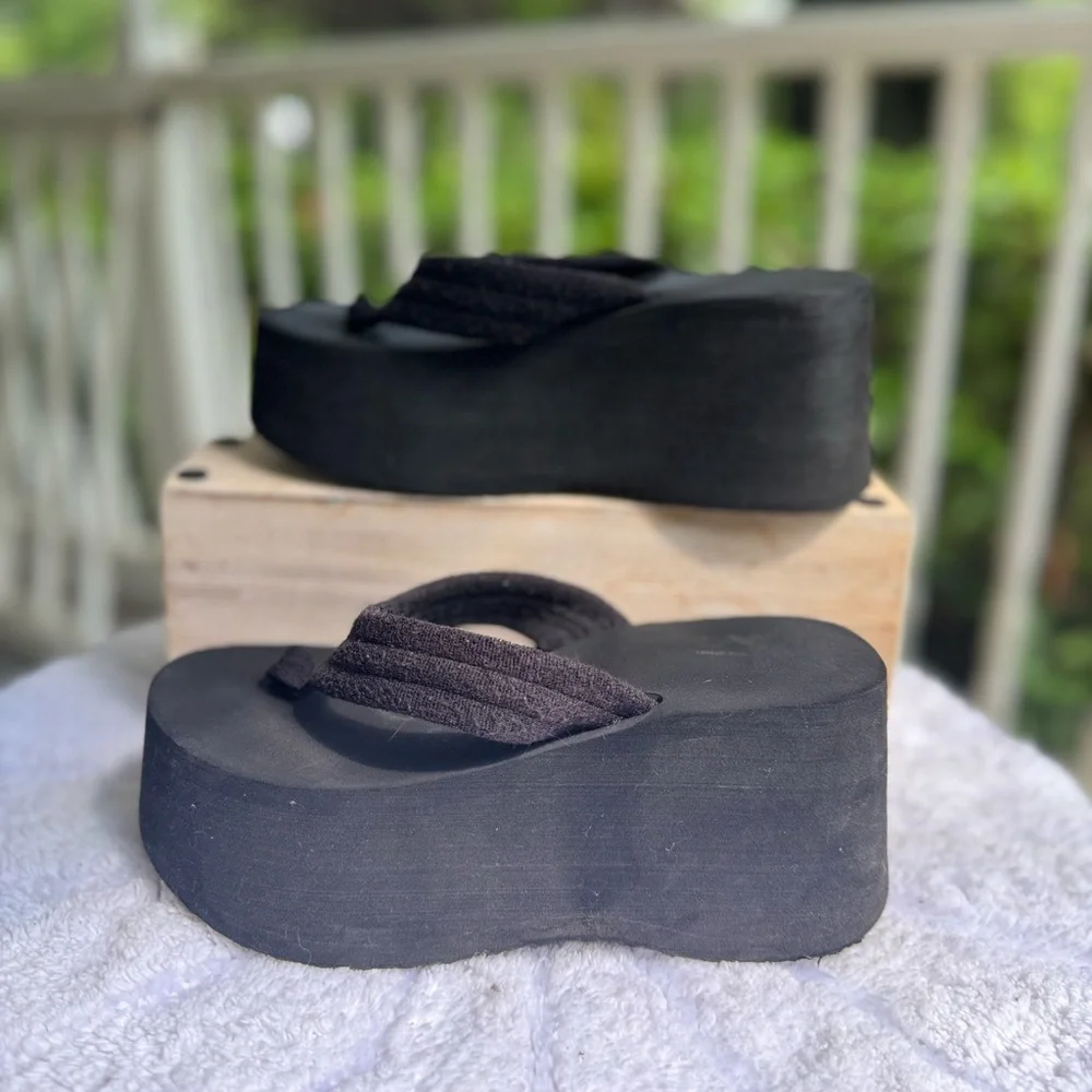 Vintage Black Y2K/90’s Xhilaration Platform Sandals